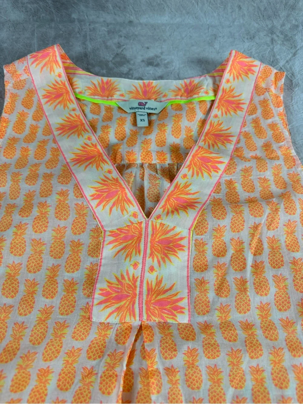 Vineyard Vines Orange Pineapple Print V-Neck Tank Xanax - Picture 2 of 6